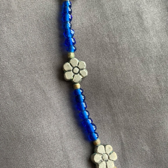 Necklace with blue glass beads and 7 silver toned metal flowers - Picture 4 of 8